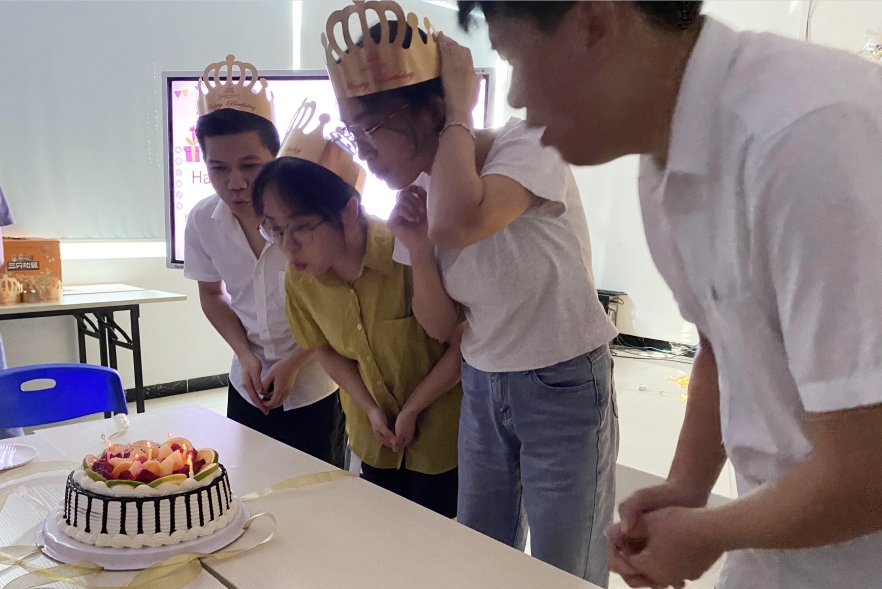廣東科建儀器9月份員工生日會(huì)